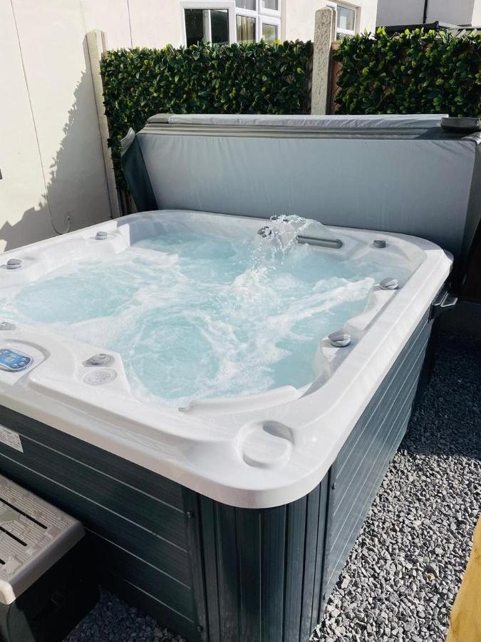 Stylish Hot Tub House With Free Parking! Vila York Exterior foto